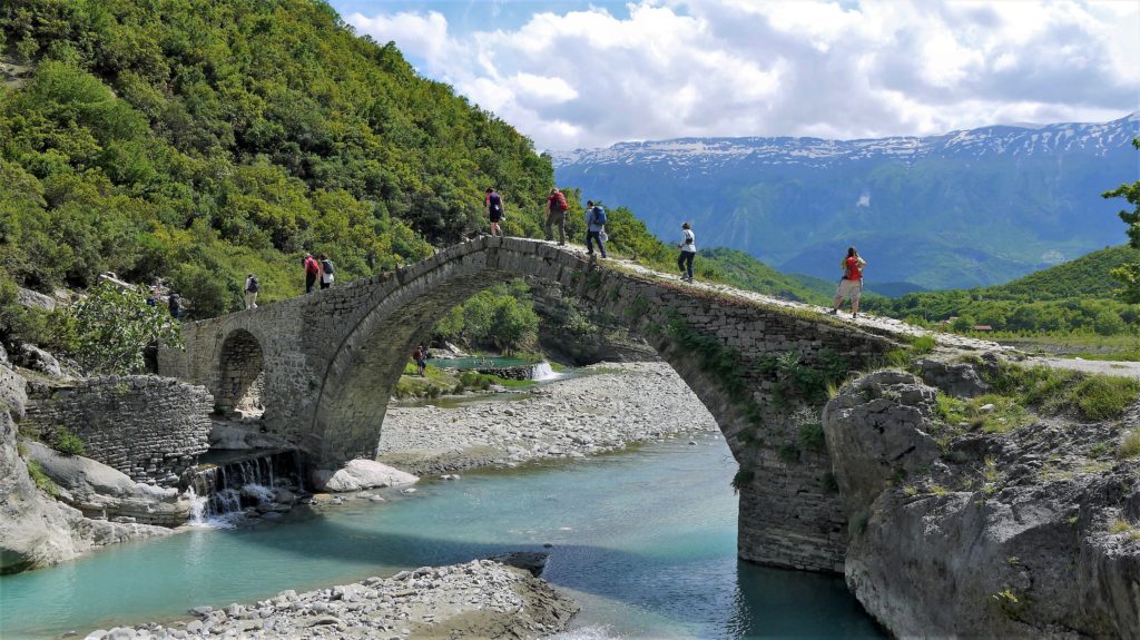 Osmanische Steinbogenbrücke an den Thermalquellen von Benja bei Permet