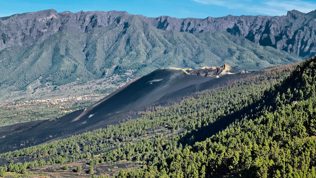 Vom Volcán Tajuya genießen wir einen schönen Blick auf den benachbarten Tajogaite. © Klaus und Annette Wolfsperger
