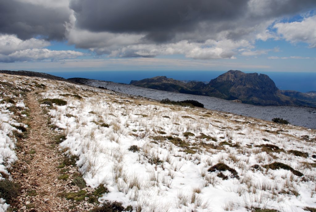 Berge, Schnee und Meer – an der Costa Blanca gibt es alles. Hier auf der Sierra de Aitana, rechts ist der Puig Campana. 1408 m, zu sehen. © Cordula Rabe