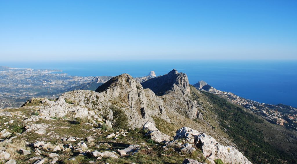 Blick vom 1126 m hohen Gipfel der Bèrnia. © Cordula Rabe