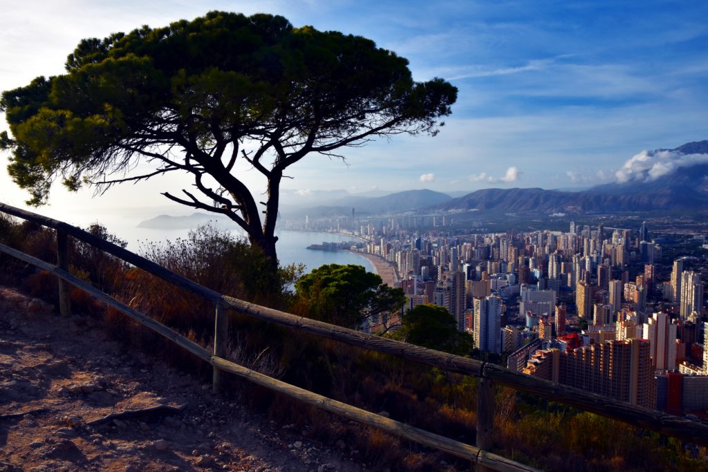 Oberhalb von Benidorm endet der Wanderpfad, dann geht es auf einem Sträßchen hinunter in die Touristenhochburg. © Cordula Rabe