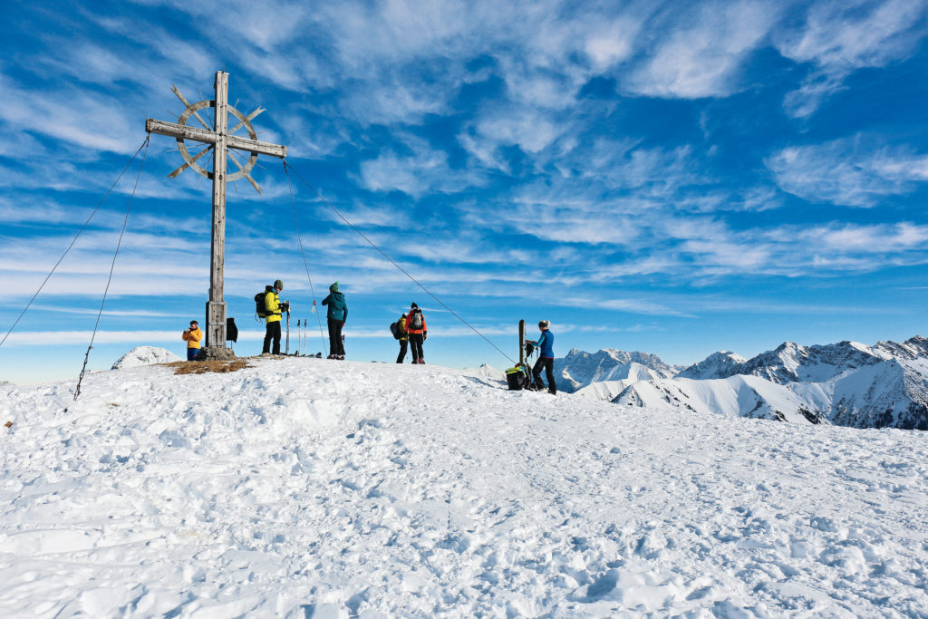 Rundblick am Gipfel des Galtjochs. Im Hintergrund das markante Zugspitzmassiv. © Stephan Baur