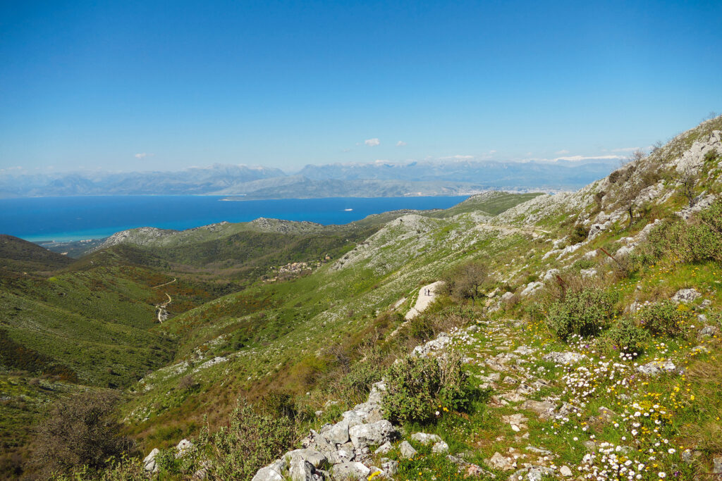 Vom Gipfel des Pantokrátors haben wir herrliche Aussicht auf die Berge Albaniens. © Daniela Knor / Torsten Bieder