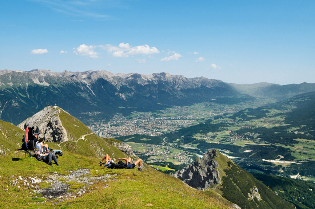 Grandioser Blick von der Nockspitze auf Innsbruck, dahinter die Nordkette des Karwendels (Etappe 3) © Thomas Striebig