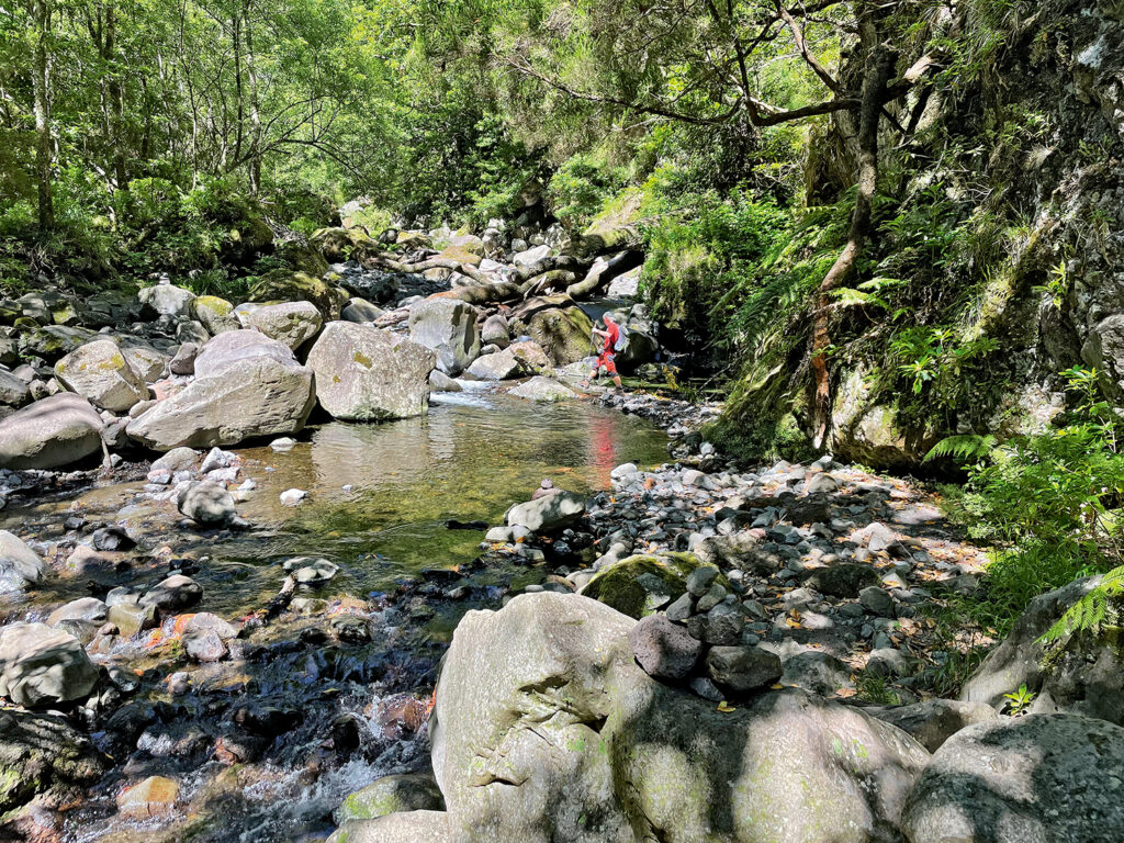 Im Winter kann die Überquerung der Ribeira do Seixal für nasse Füsse sorgen. © Issi Fritsch