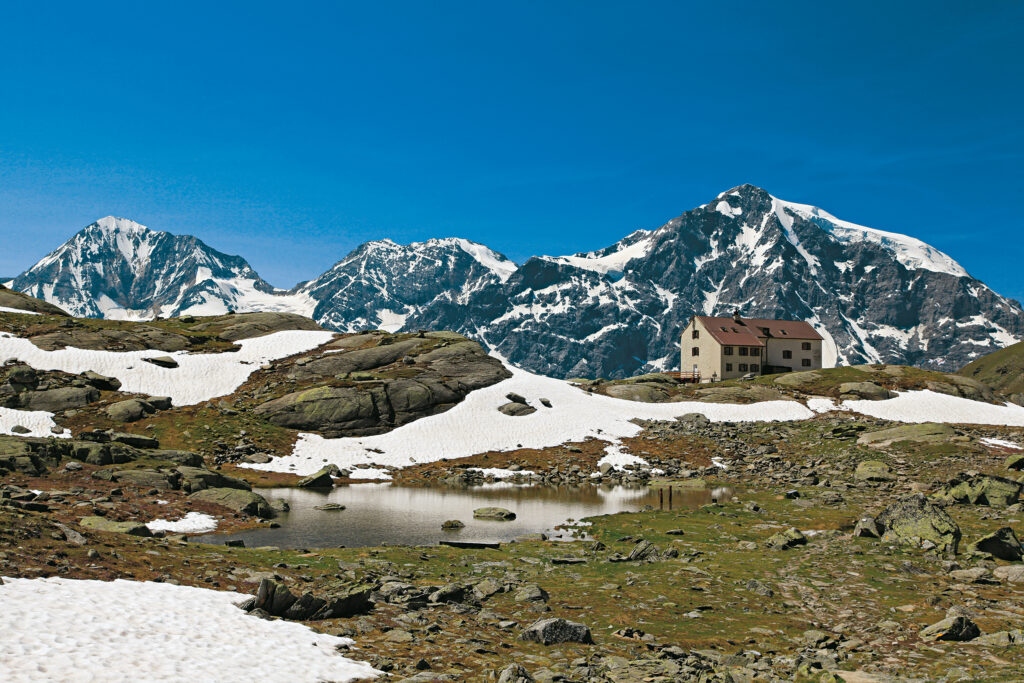 Die Düsseldorfer Hütte mit Ortler, Zebrù und Königspitze als Kulisse. © Evamaria und Primus Wecker