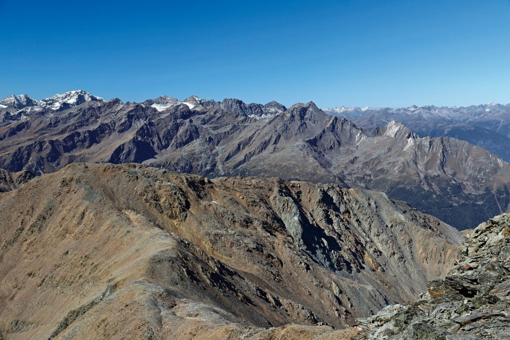 Vom Gipfel ermessen wir die Dreitausenderflur der Ortler Alpen. © Mark Zahel