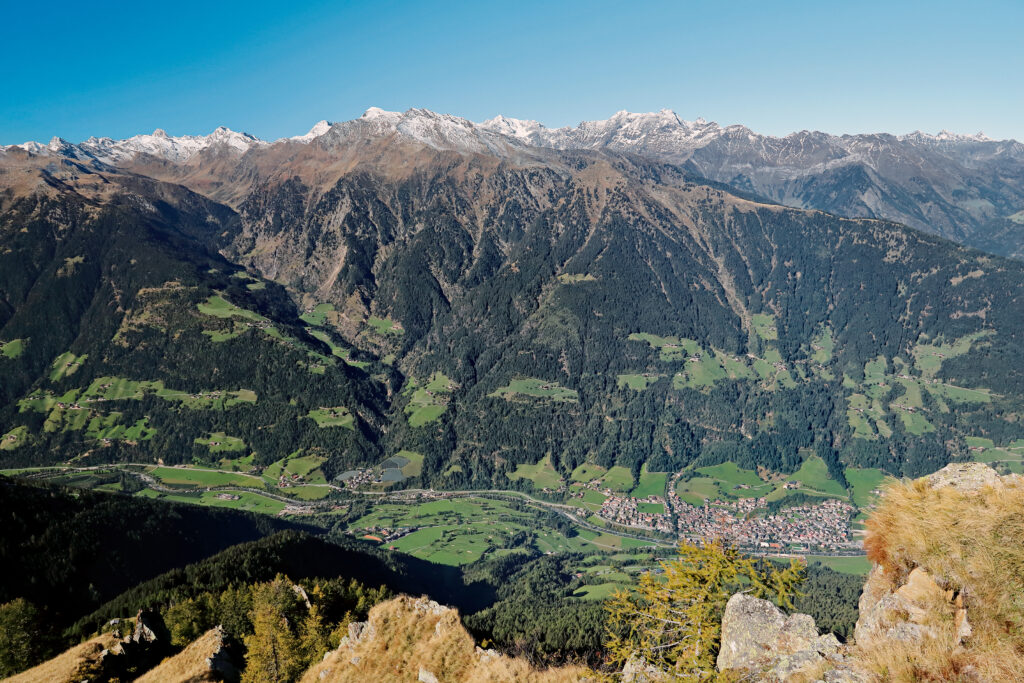 Auf der Riffelspitze liegt uns das Passeiertal quasi zu Füßen. Dahinter erstreckt sich die Texelgruppe bis hin zum Ötztaler Hauptkamm. © Mark Zahel