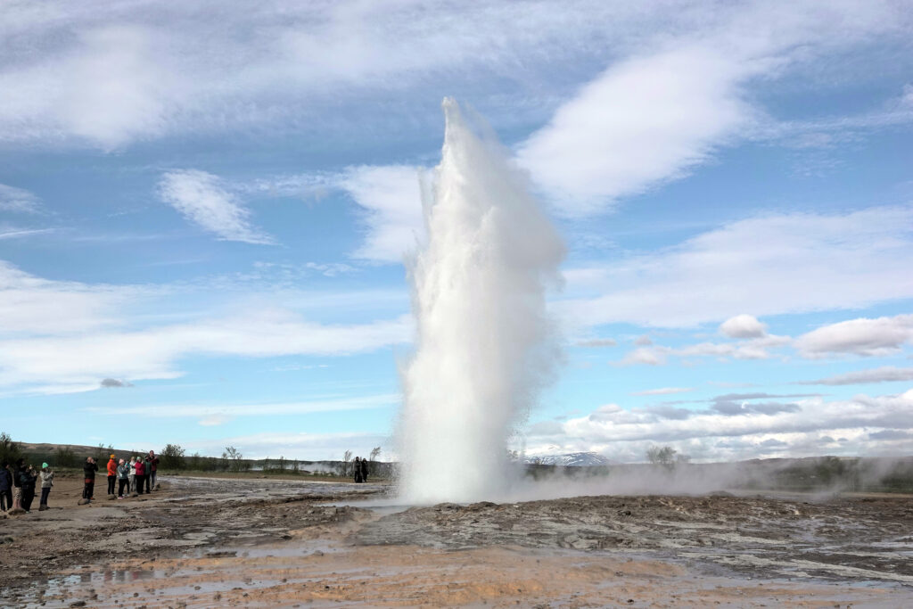 Der bekannte Geysir Strokkur. © Matthias Schropp