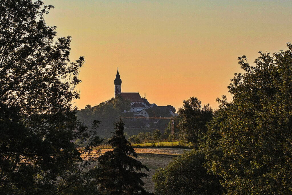 Jetzt kehrt Ruhe ein: Abendstimmung am Mesnerbichl. Foto: Margit Hiller