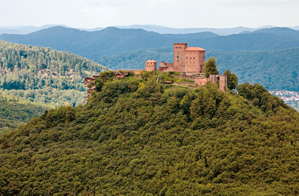 Herbstwandern in der Pfalz - Burg Trifels (c) Jörg-Thomas Titz, Rother Wanderbuch Wandern & Einkehren Pfälzerwald