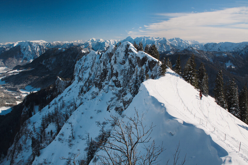 Der Gipfelgrat der Haaralmschneid, im Hintergrund die Berchtesgardener Alpen. © Evamaria Wecker