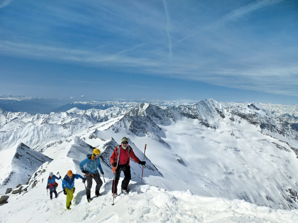 Zu Fuß steigt man auf den Gipfel. © Markus Stadler